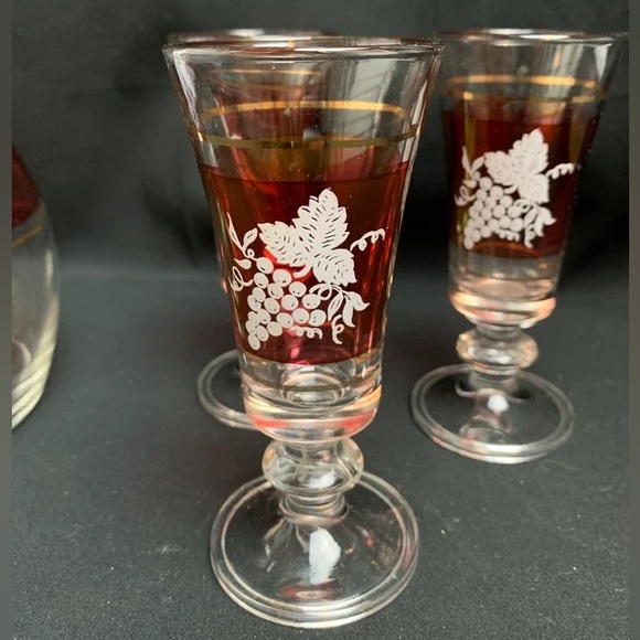 Fidenza Italy decanter and 3 Shot glasses Cranberry Red w/gold trim grapes - Picture 7 of 8